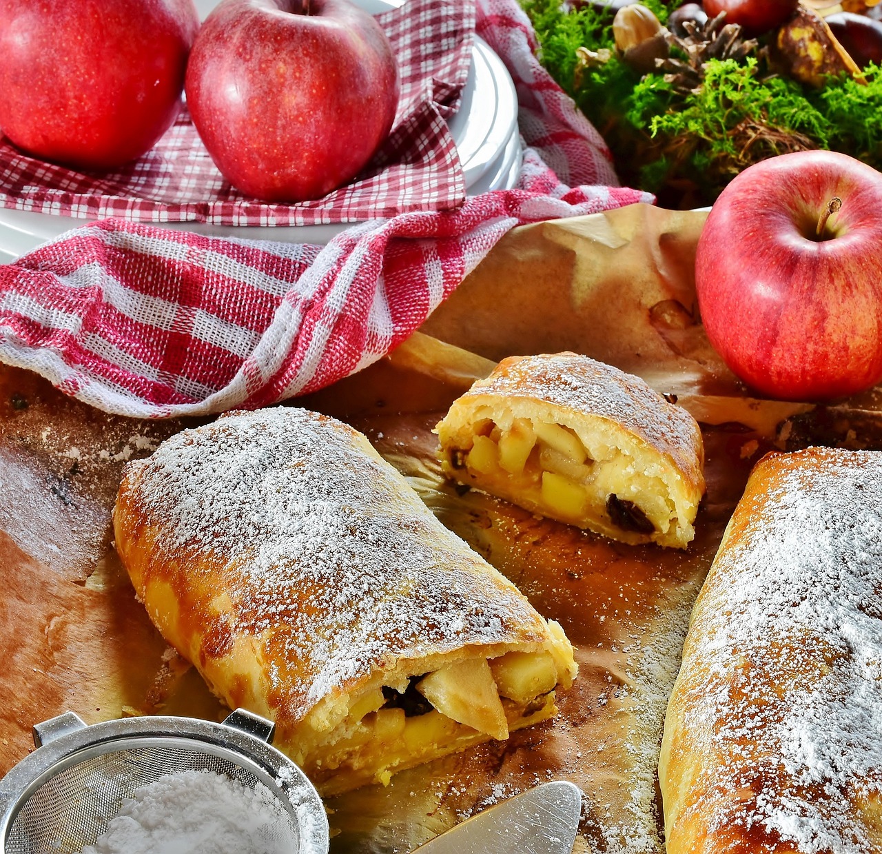 entdecken sie das traditionelle rezept für apfelstrudel – ein köstliches österreichisches dessert mit knusprigem teig und saftiger apfelfüllung, perfekt für jede gelegenheit.